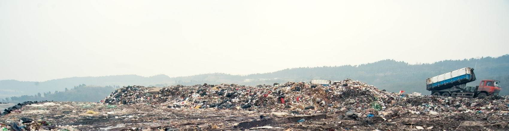 smaltimento rifiuti speciali con parco mezzi adatto