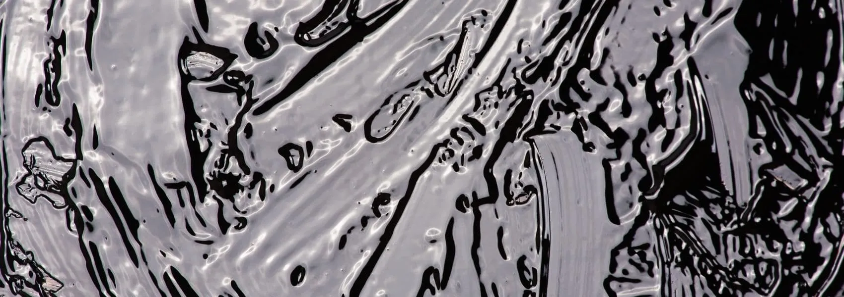 Asfalto liquido nero foto