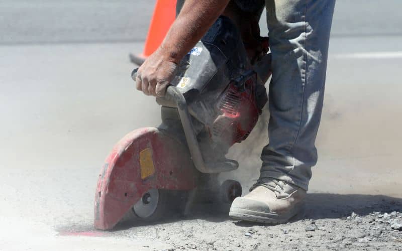 foto di un uomo che taglia l'asfalto