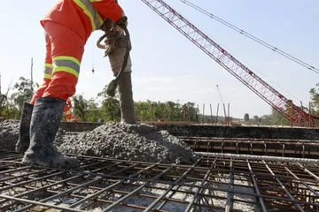 griglia di ferro nella costruzione strada